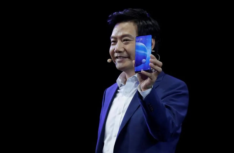 Beijing (China), 24/09/2019.- Lei Jun, Founder and CEO of Chinese mobile internet company Xiaomi Technology Co. Ltd., displays the Xiaomi MIX Alpha smartphone during the Xiaomi new 5G smartphone product launch ceremony in Beijing, China, 24 September 2019. Xiaomi releases its new mobile phone products 'Mi 9 Pro 5G' and 'Xiaomi MIX Alpha' on 24 September 2019. EFE/EPA/WU HONG