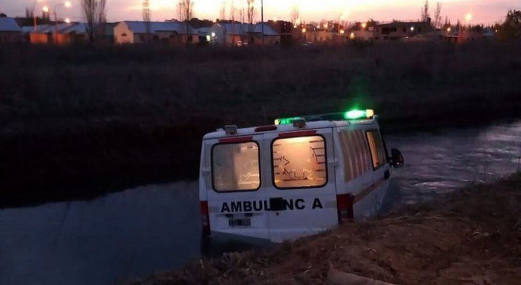 Una ambulancia con muestras de COVID terminó en un canal de agua