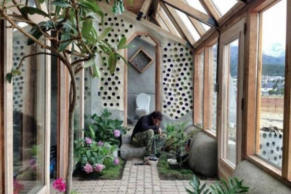 Es un fueguino que está comprometido con el medio ambiente. Fotografía en "Nave Tierra", la casa sustentable ubicada en Ushuaia.