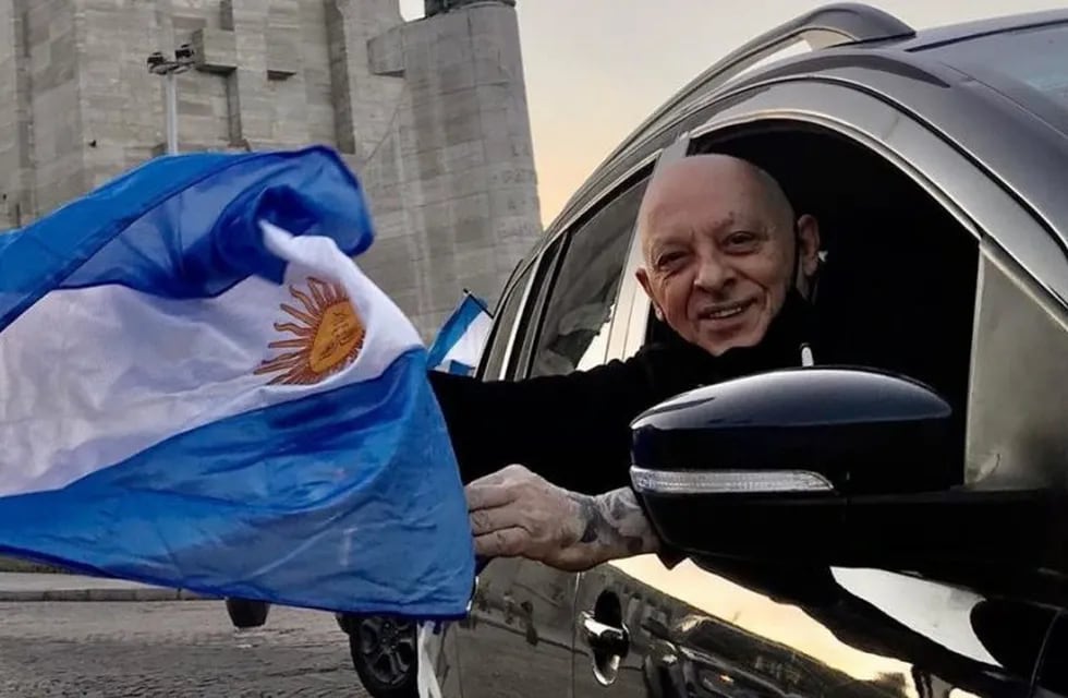 El chef se mostró sonriente y sosteniendo una bandera argentina. (@marcelomegna)