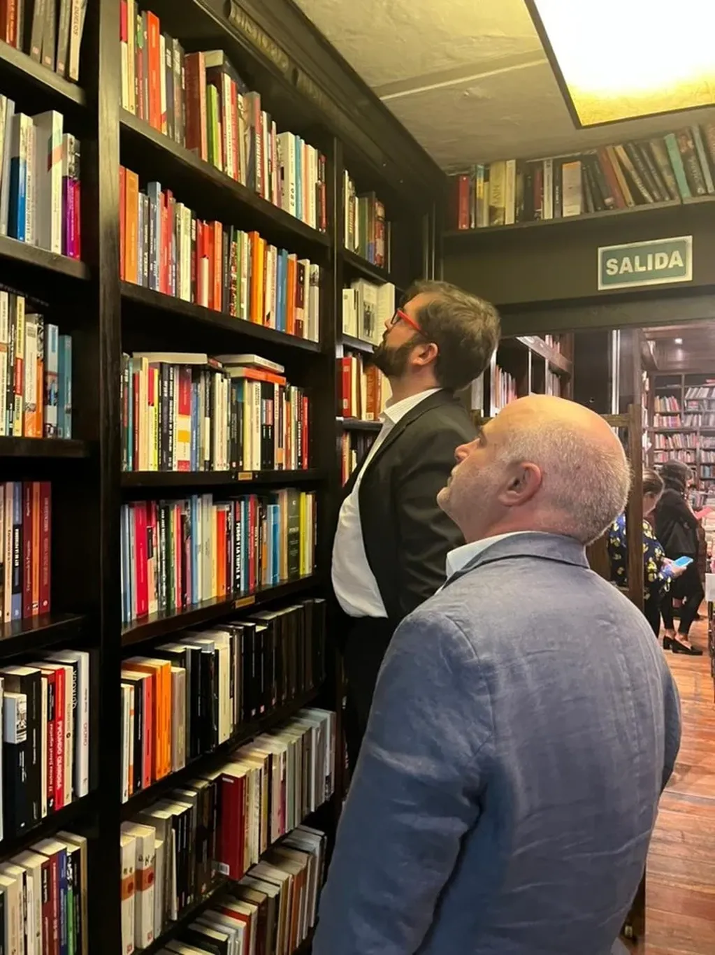 Gabriel Boric visitó una librería de Palermo y se llevó 5 libros.