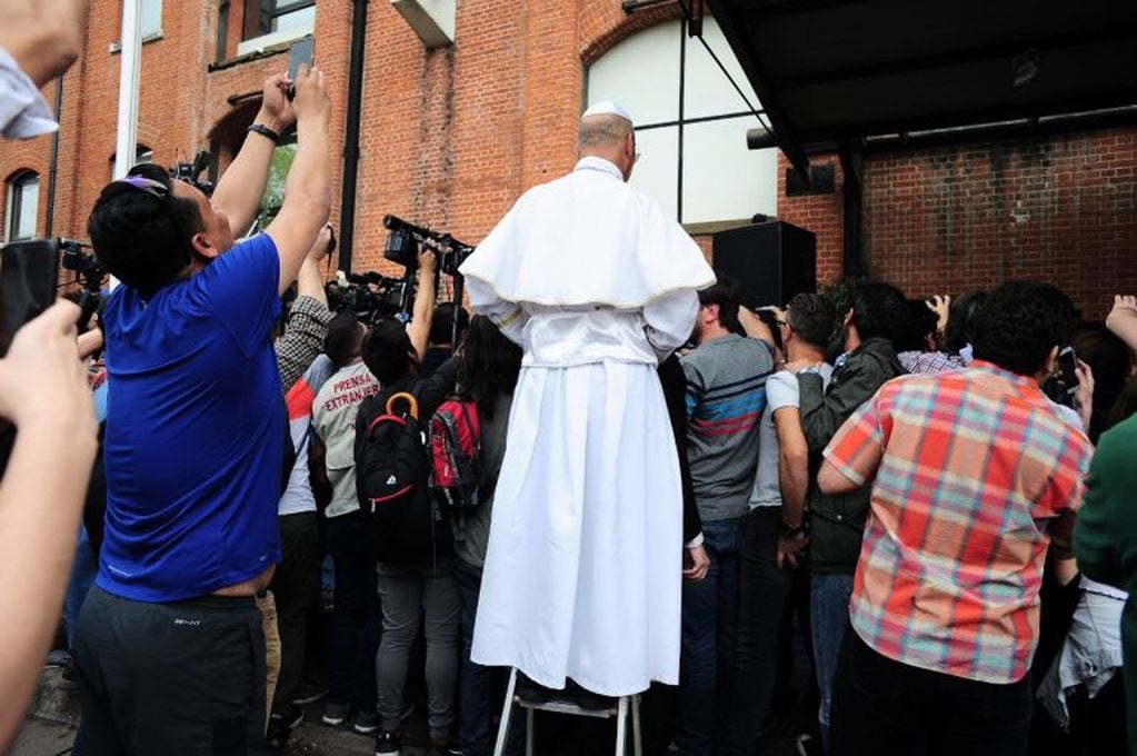 Un hombre vestido de papa Francisco apoyó a Alberto Fernández. (Clarín)