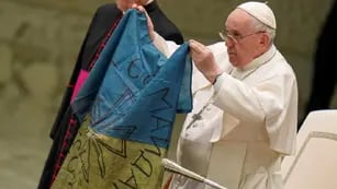 El papa Francisco besó una bandera de Ucrania