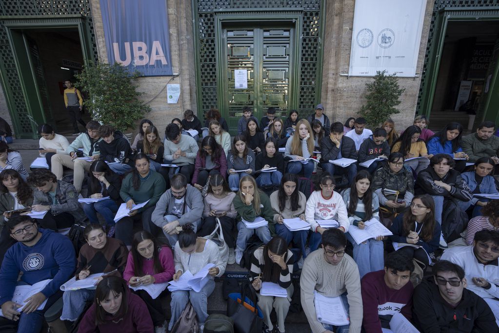 La UBA llevó al exterior las clases como protesta por el congelamiento de su presupuesto.