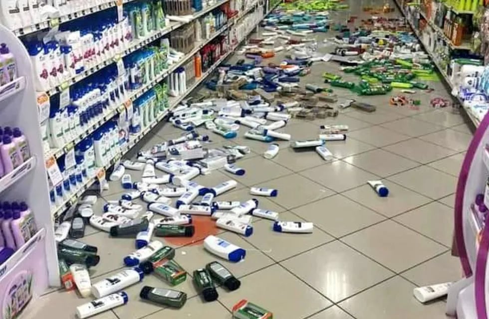 La góndola de un supermercado tras el sismo.