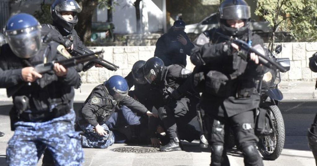 Corridas, disturbios y disparos en la protesta de UTA Córdoba.