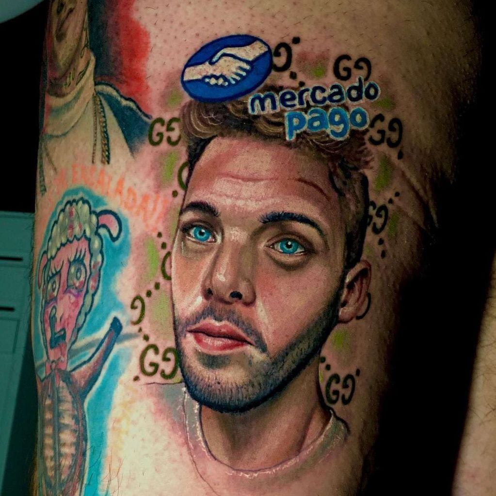 El tatuaje de un fan con la cara de Santi Maratea.