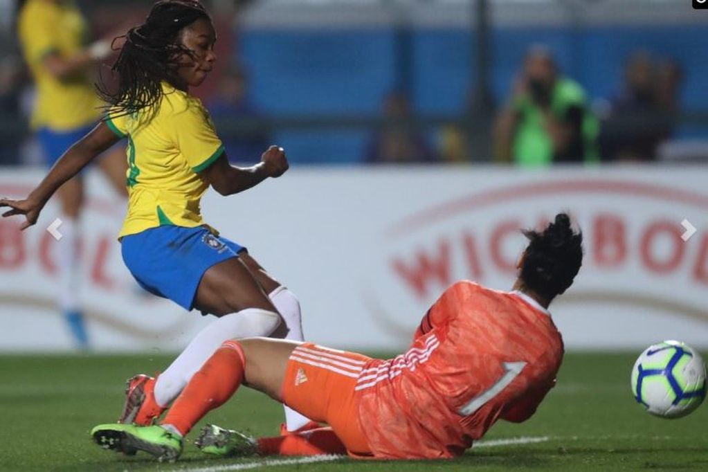 Brasil goleó al seleccionado femenino de fútbol en el Pacaembú por un torneo cuadrangular amistoso. Ludmila remata al arco y convierte pese al esfuerzo de la arquera Vanina Correa. (EFE)