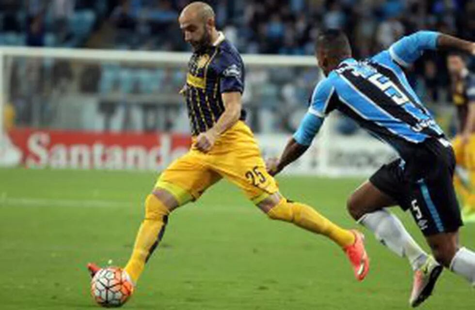 Javier Pinola of Argentinau2019s Rosario Central, left, fights for the ball with Walace of Brazil's Gremio during a Copa Libertadores soccer match in Porto Alegre, Brazil, Wednesday, April 27, 2016. (AP Photo/Nabor Goulart) porto alegre brasil javier pinola f