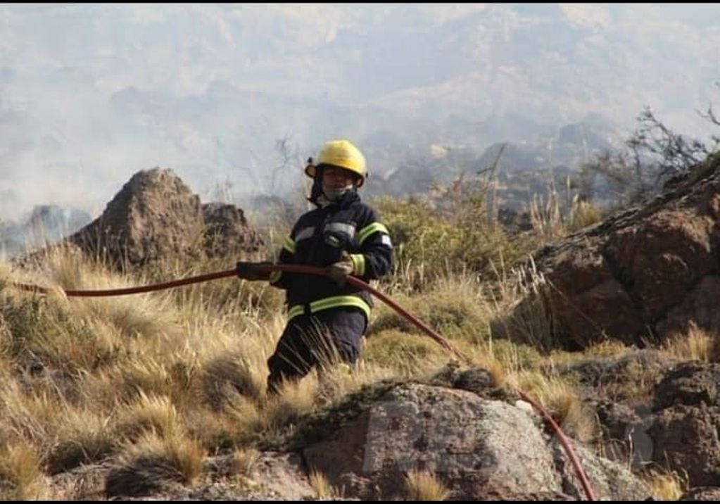 Bomberos Voluntarios de Esquel combatiendo las llamas en el cerro La Cruz.