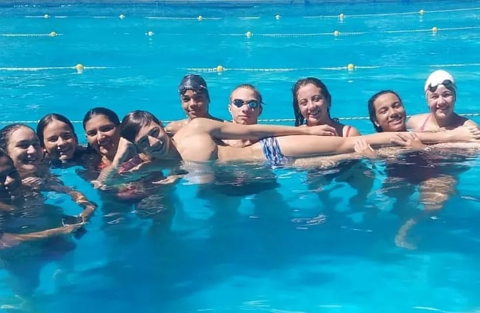Sebastián Méndez Brendt al equipo nacional con sus compañeras nadadoras del club CAPRI. (Gentileza)