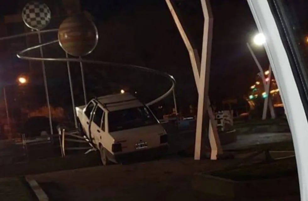 Un conductor perdió el control y quedó arriba de una fuente en Neuquén