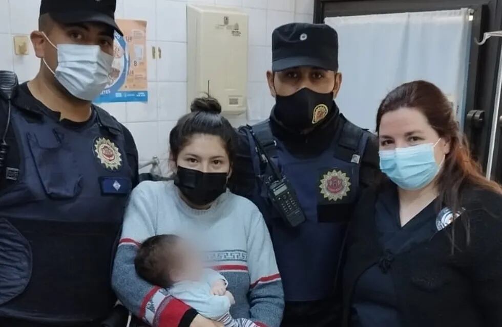 Los uniformados salvaron al bebé que se ahogaba en un colectivo.
