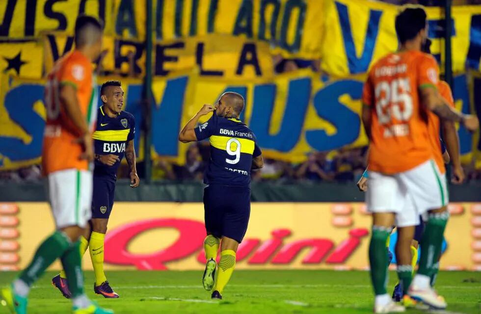 Boca Juniors' forward Dario Benedetto (C) celebrates after scoring against Banfield during their Argentina First Division football match at Florencio Sola stadium, in Banfield, near Buenos Aires, on March 11, 2017. / AFP PHOTO / ALEJANDRO PAGNI
