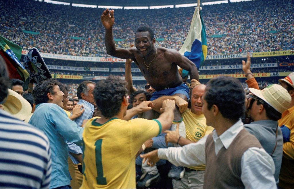 Pelé es alzado por sus compañeros de equipo en el estadio Azteca, luego de conquistar la Copa del Mundo en 1970. Foto: LVI.