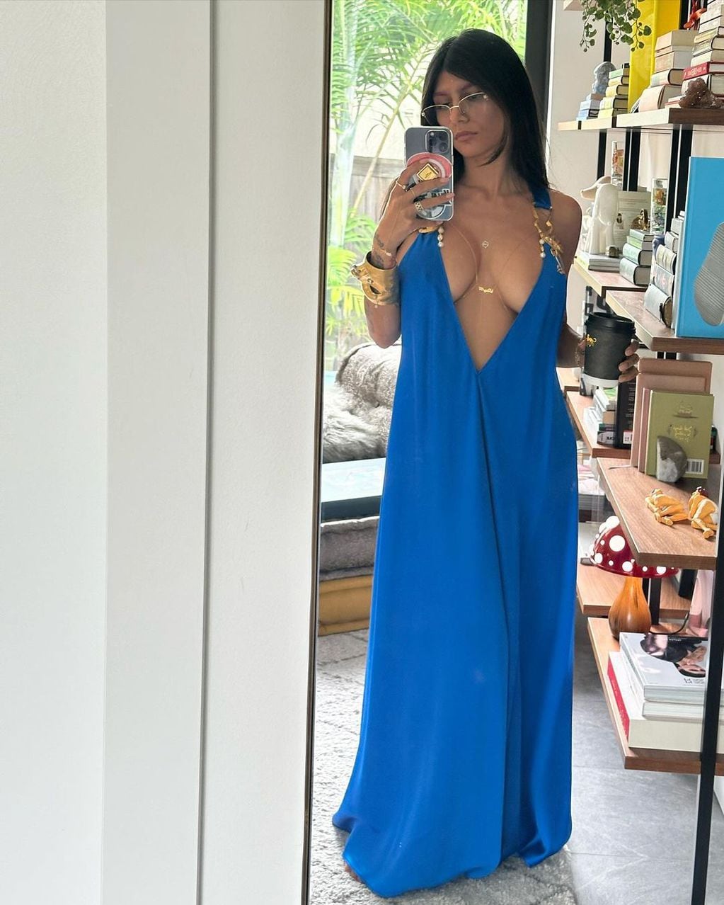 Mia Khalifa apostó a su sensualidad con un vestido azul abierto por el frente.