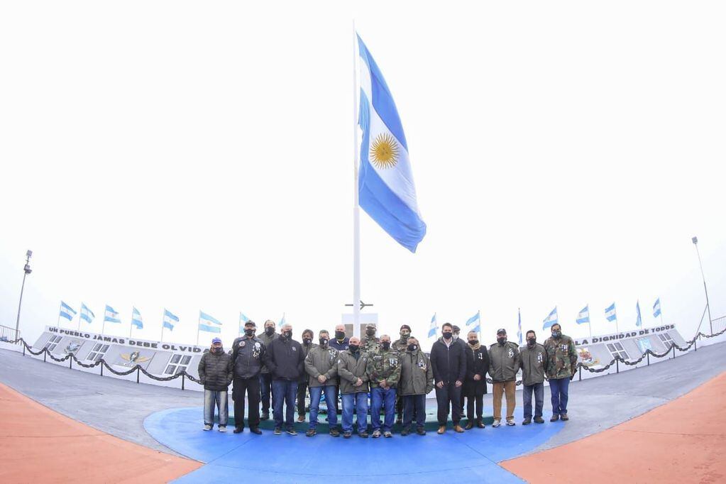El Intendente Martín Pérez afirmó que "este 2 de abril, el pueblo de Río Grande acompaña a sus héroes de Malvinas en un sentido y respetuoso homenaje. Somos Río Grande. Somos la ciudad de la soberanía, y estamos orgullosos de ellos".