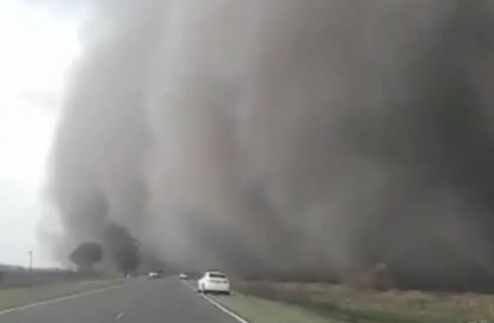 Un video en la ruta de Córdoba provocó la duda de los usuarios: ¿qué hacer cuando hay humo en el camino?