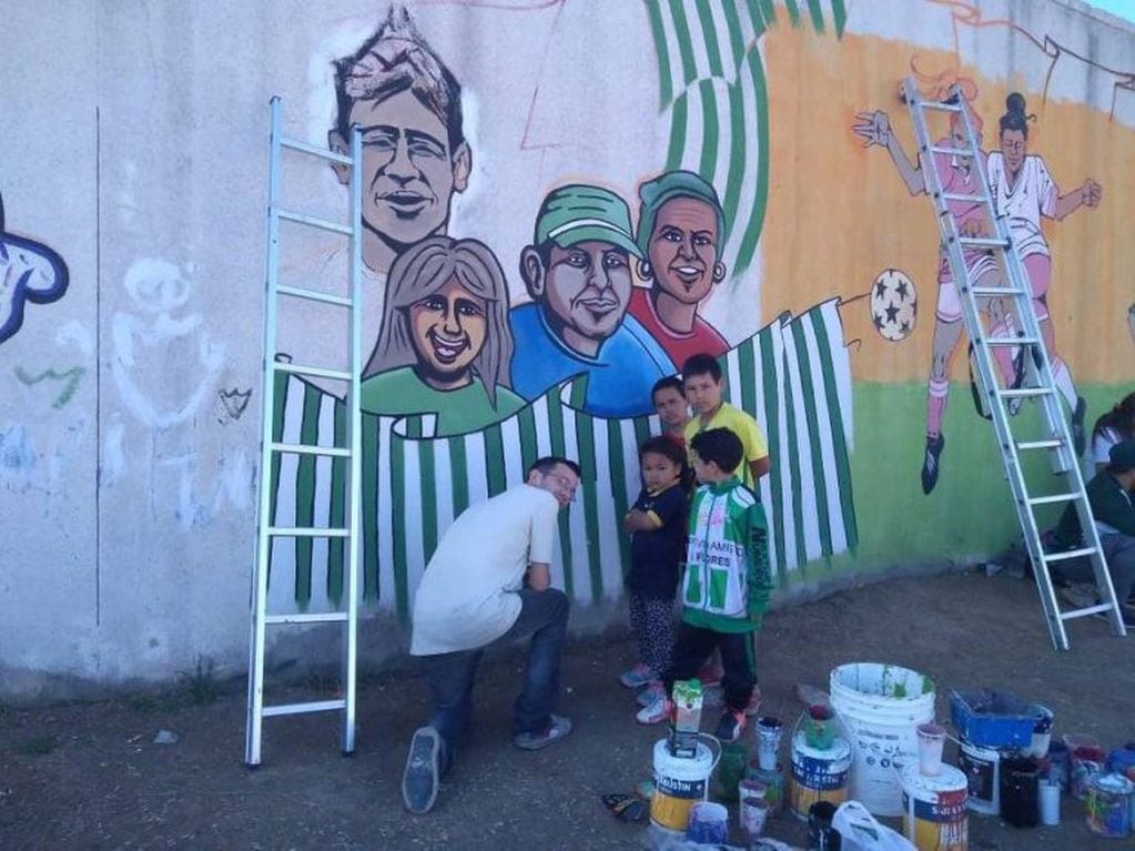 El club Amistad de Las Flores baleado, volvió este sábado a las actividades con la confección de un mural colectivo. (Facebook)