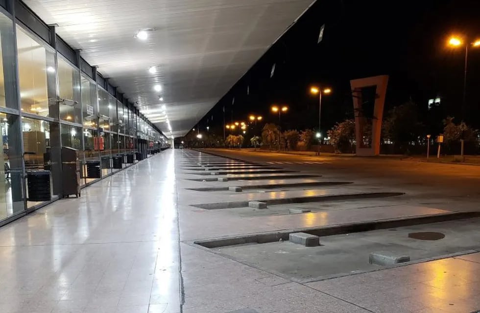 La terminal de Rosario hace más de 40 días no recibe servicios regulares de colectivos. (@maxiraimondi)