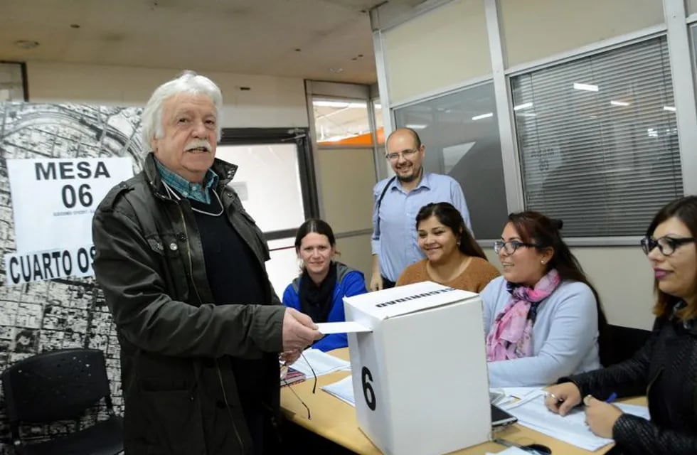 Daniele vota en las elecciones del Suoem