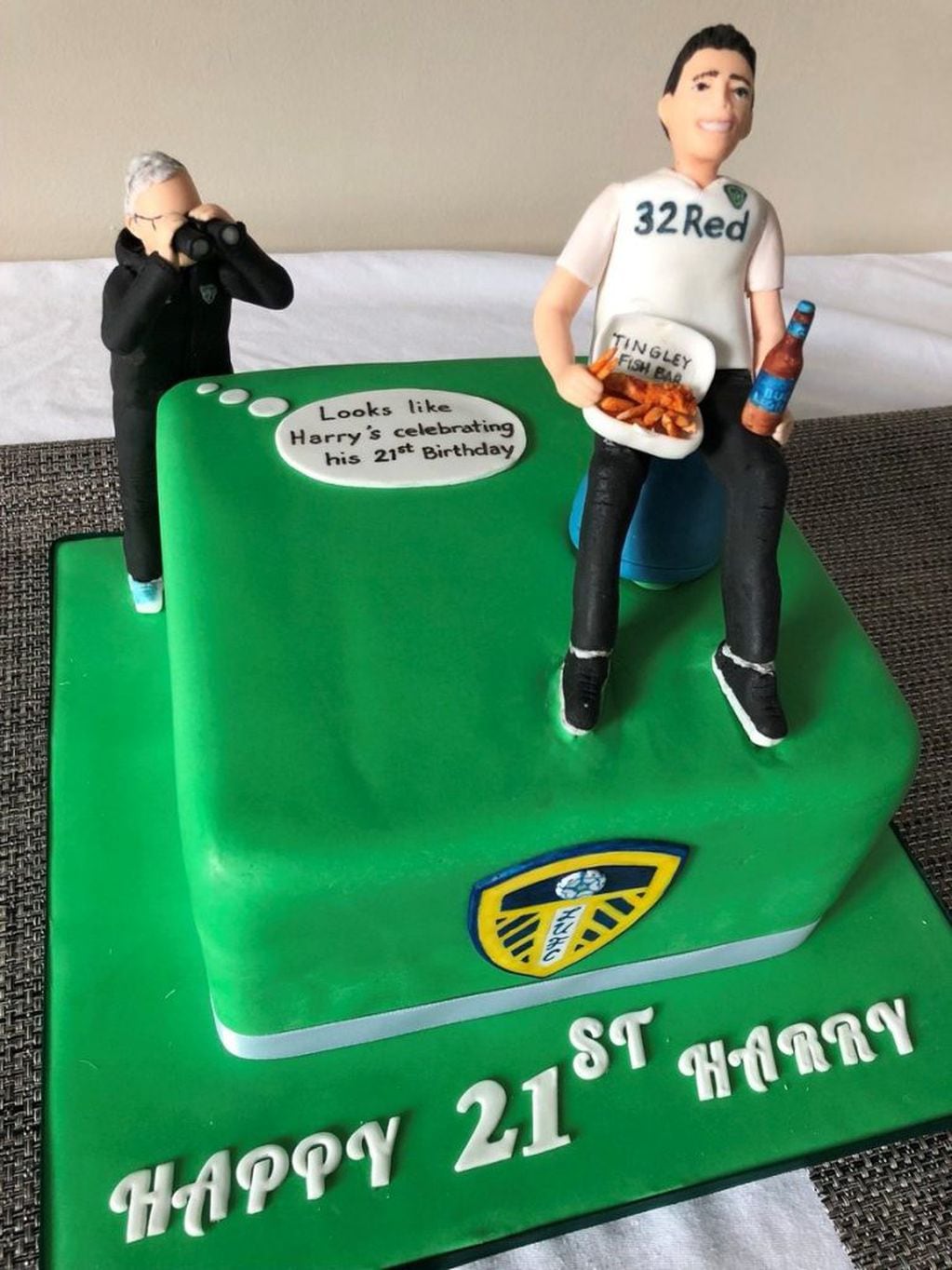 Un fanático del Leeds recibió una torta con un muñeco de Marcelo Bielsa para su cumpleaños. (@joerichardson_)
