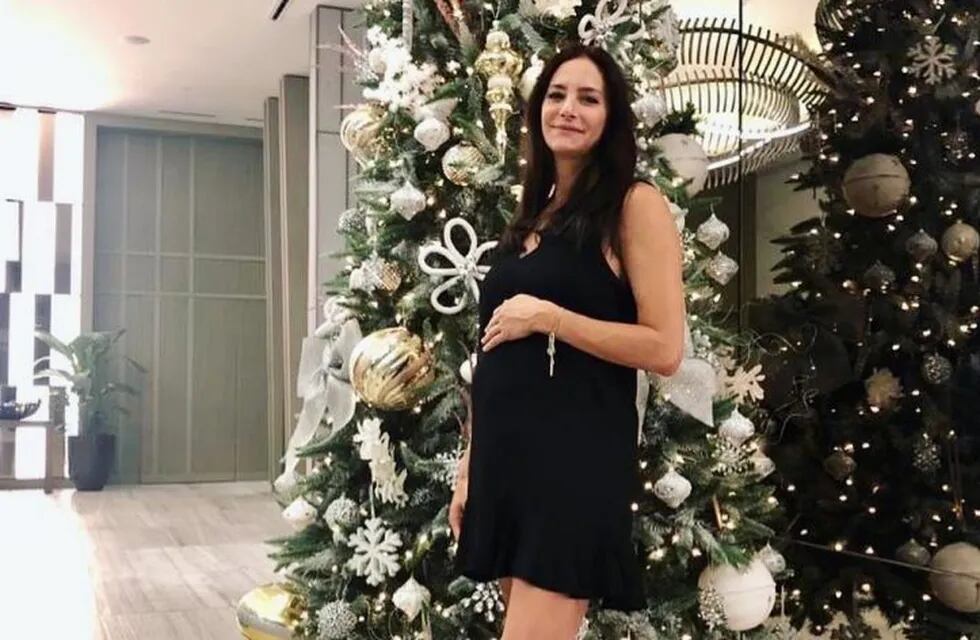 La ex leona posó junto al árbol de Navidad en la dulce espera. (@aymarlucha)