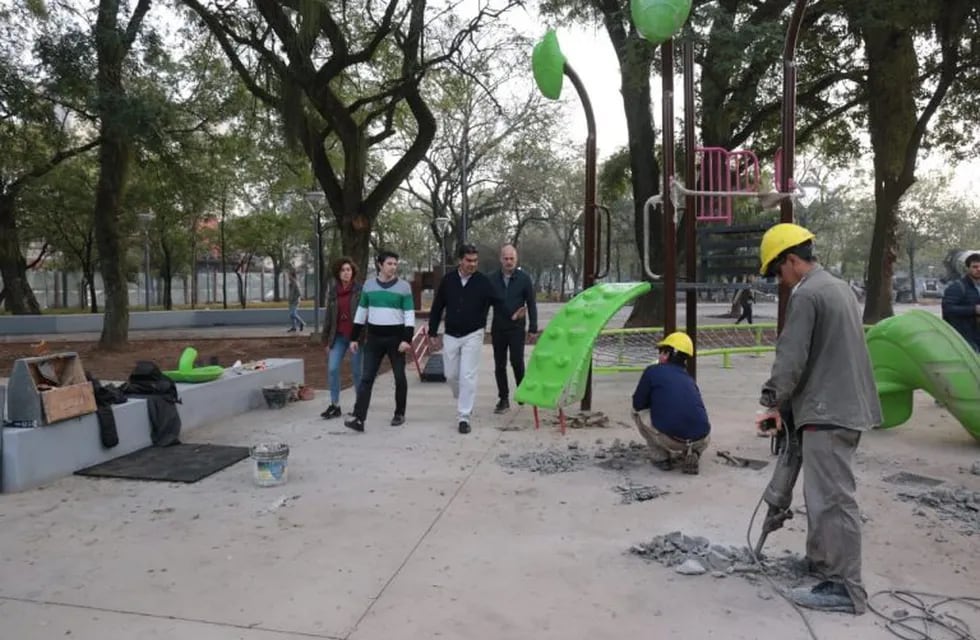 Capitanich supervisó el avance de las obras de la Plaza Belgrano. (Prensa Municipio de Resistencia)