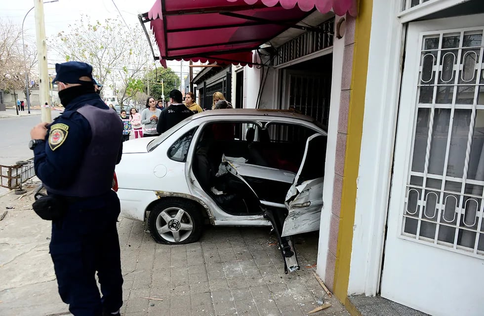 Accidente en calles Zárate y Granadero Díaz, en barrio Zumarán. Un auto se incrustó contra un negocio.