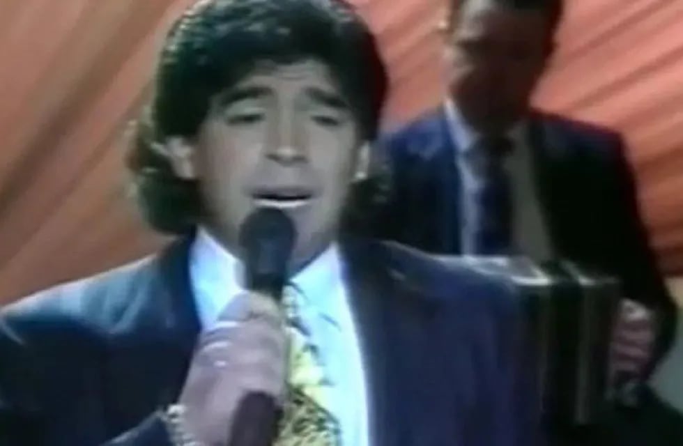 Diego cantando tangos. Otra pasión. El cordobés Carlos Ricci le compuso uno, El Elegido. Y lo canta Lavié.