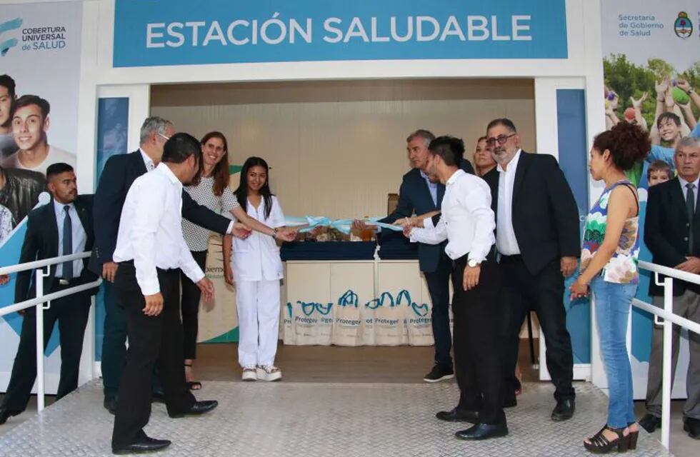Momento del corte de cinta inaugural la primera Estación Saludable habilitada en Jujuy.