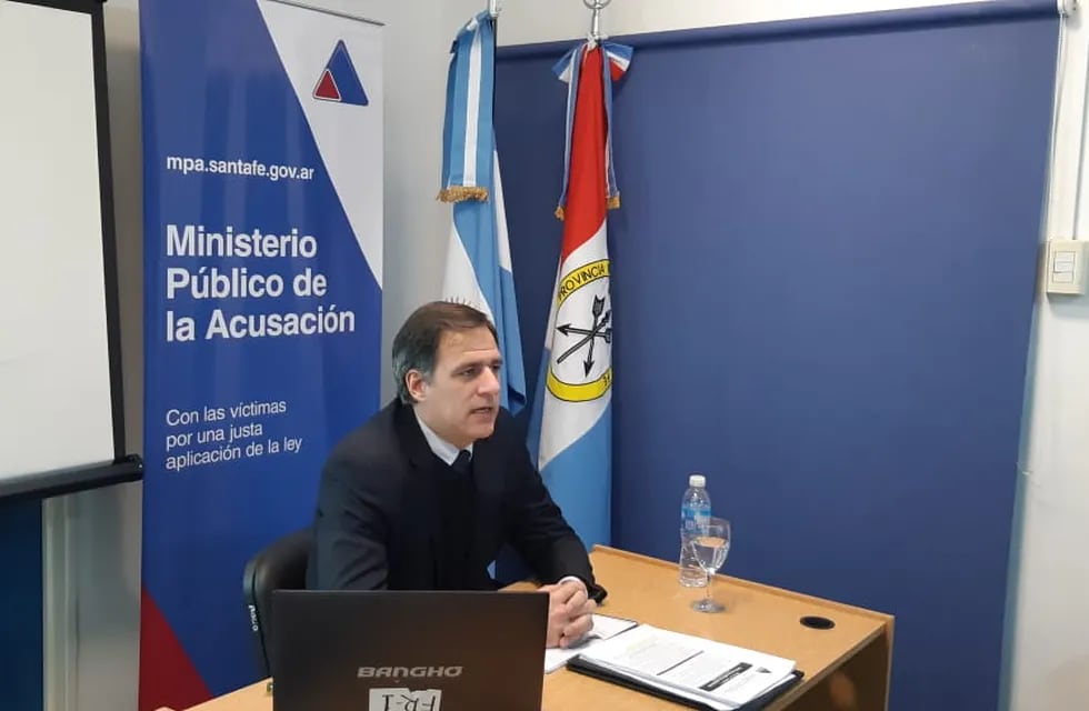 El fiscal regional Carlos Arietti encabezó la firma de la presentación para continuar con la acción penal.