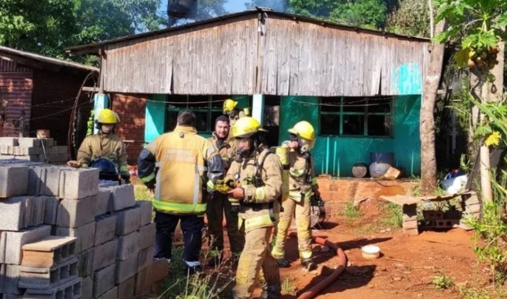 Un bombero resultó herido tras combatir un incendio en Puerto Iguazú.