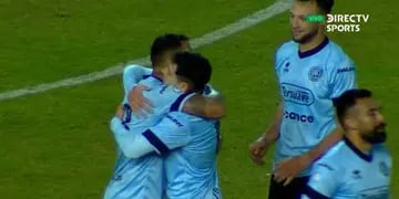 Todos los abrazos son para Fabián Bordagaray quien metió su primer gol en Belgrano