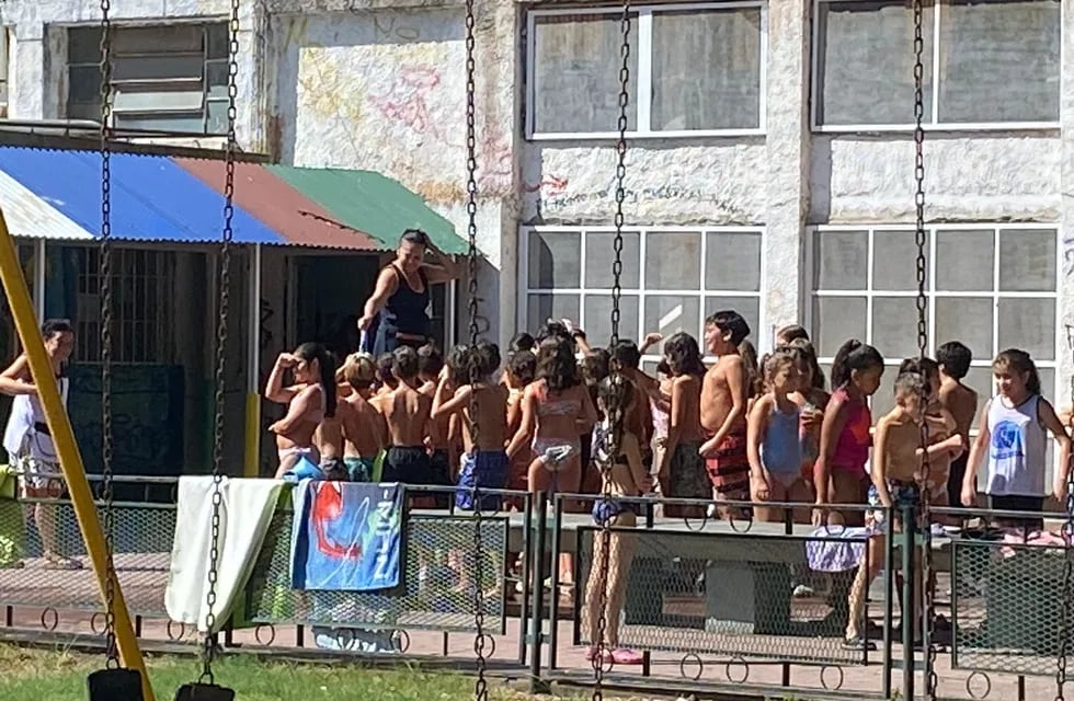 Una escuela de Rosario permitió a los alumnos ir en malla y ojotas para afrontar la ola de calor.