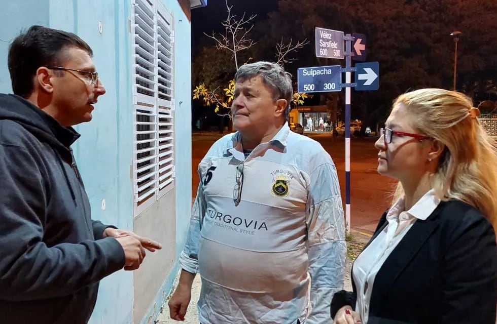 El concejal Lisandro Mársico y Carla Boidi dialogan con uno de los vecinos de Av. Suipacha