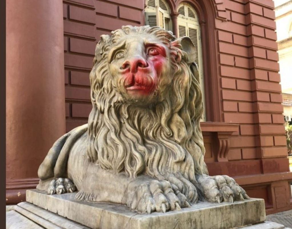 Los leones de la puerta de la Intendencia amanecieron pintados de rojo. (@BeatrizPriotti)