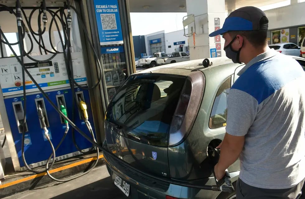 Aumento en el precio de los combustibles (Orlando Pelichotti / Los Andes).