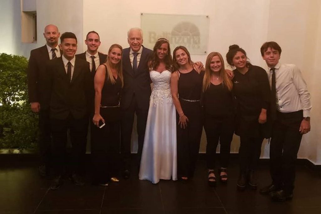 La familia de Alberto Cormillot y la de Estefanía Pasquini posaron juntos al cierre del evento (Fotos: Instagram/ @drcormi)
