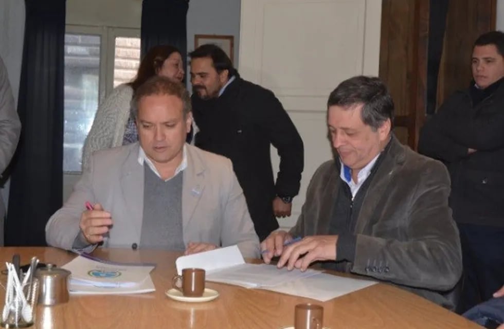 El ministro Gianni Venier y el intendente de Las Heras, Daniel Orozco firmaron el convenio.