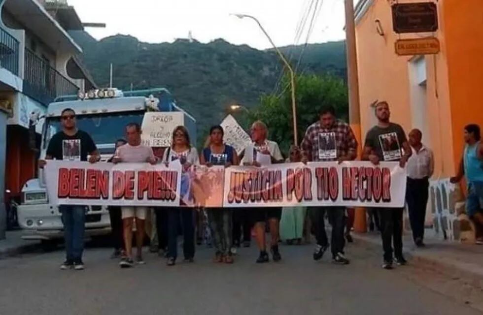 Vecinos y amigos del docente marcharon por las calles de Belén, reclamando justicia.