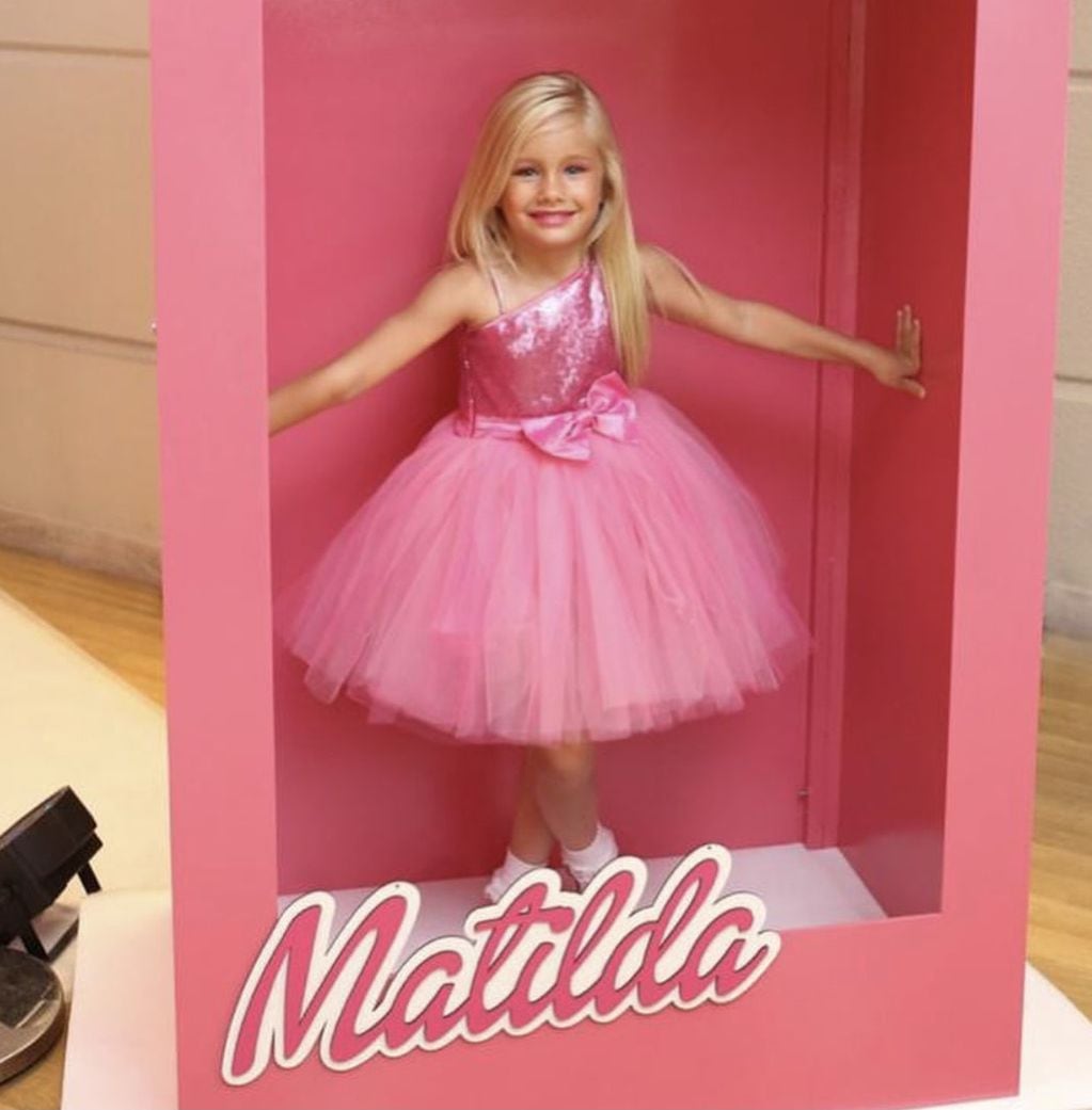 Matilda posó como la muñeca Barbie en su cumpleaños número 5.