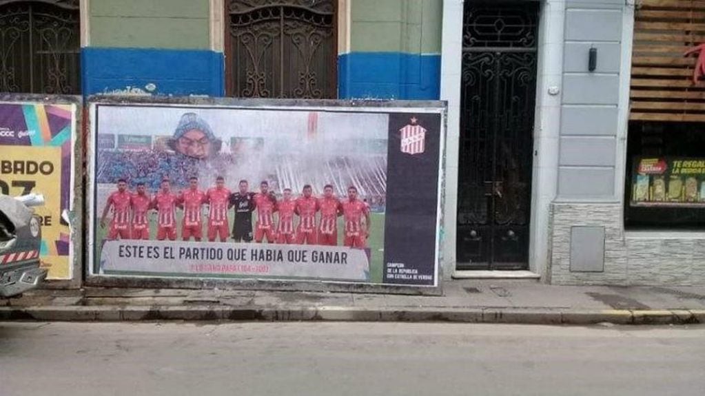 Hinchas de San Martín recordaron en las calles tucumanas el histórico triunfo del Santo sobre Atlético en el Monumental José Fierro.