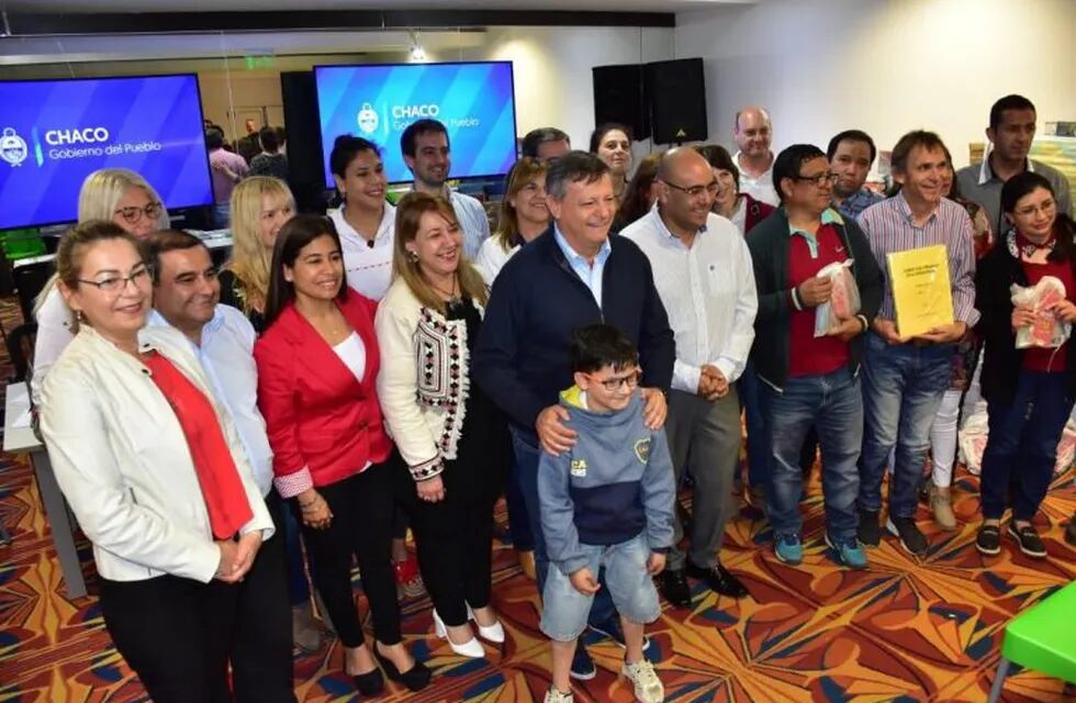 Peppo junto a profesores de la nueva Tecnicatura que se dictará en Villa Ángela. (Prensa Gobierno)