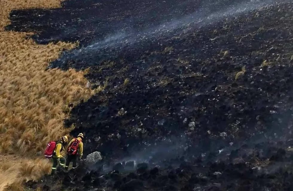Incendio forestal en capilla del Monte. (Foto: Bomberos Voluntarios de Cosquín).