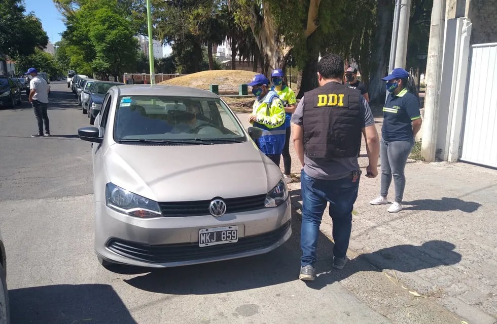 Frenaron por primera vez a un conductor de Uber en Bahía Blanca, deberá pagar más de 12 mil pesos de multa