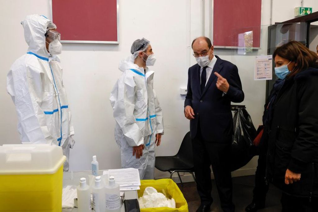 El primer ministro Jean Castex junto al personal de salud (Foto: EFE/EPA/LUDOVIC MARIN)