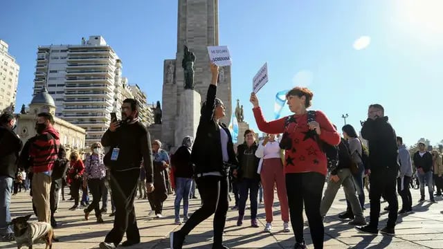 Protesta de agrupaciones anticuarentena en Rosario
