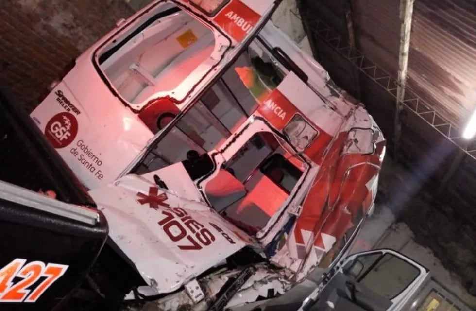 La ambulancia pertenece al hospital de Barrancas y terminó severamente dañada. (@emergenciasar)