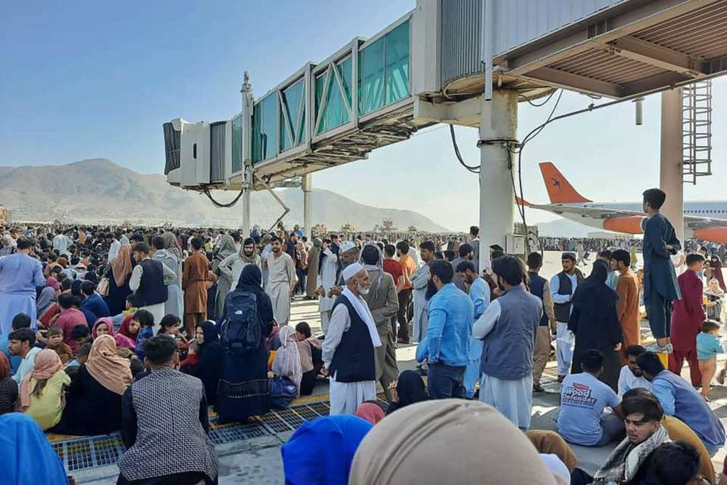 Miles de personas desesperadas por huir de Afganistán desataron el caos este lunes en el aeropuerto de Kabul. 
